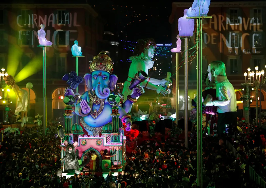 Alegorický vůz se zpodobněním Bollywoodu v karnevalovém průvodu v Nice