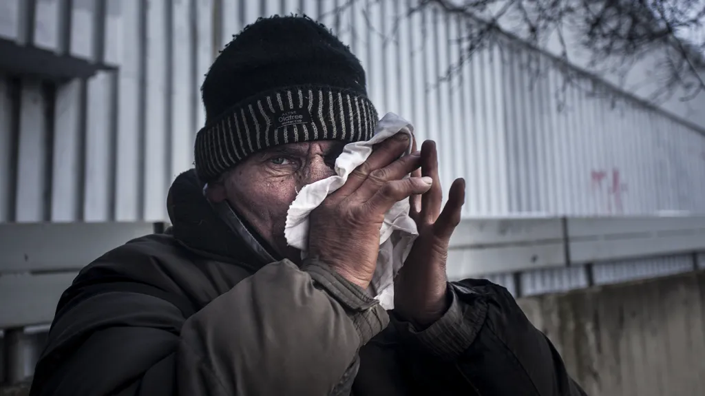 Dnes nad ránem spadla teplota v Praze 7 na -13°C. Jak přežívá tyto mrazy bezdomovec, který získal od radnice ocenění za záchranu lidského života?