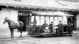 Kolejová pouliční dráha s koňským povozem (lidově koňka), rok 1886. První vůz pražské koněspřežné tramvaje podnikl zkušební jízdu už o 11 let dříve, 13. září  1875. O deset dní později vyjelo od staveniště Národního divadla osm ozdobených vozů s prvními cestujícími. Tehdejší síť koňky měřila 18,9 km.