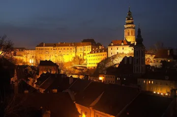 Český Krumlov zpoplatní vjezd autobusů. Rychlá turistika město dusí