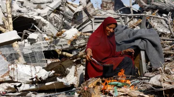 Palestinská žena vaří na ohni v Gaze