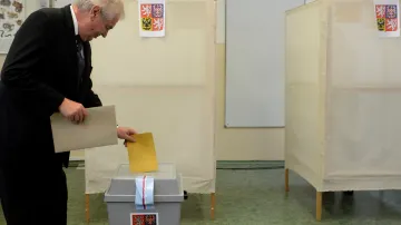 Miloš Zeman ve volební místnosti