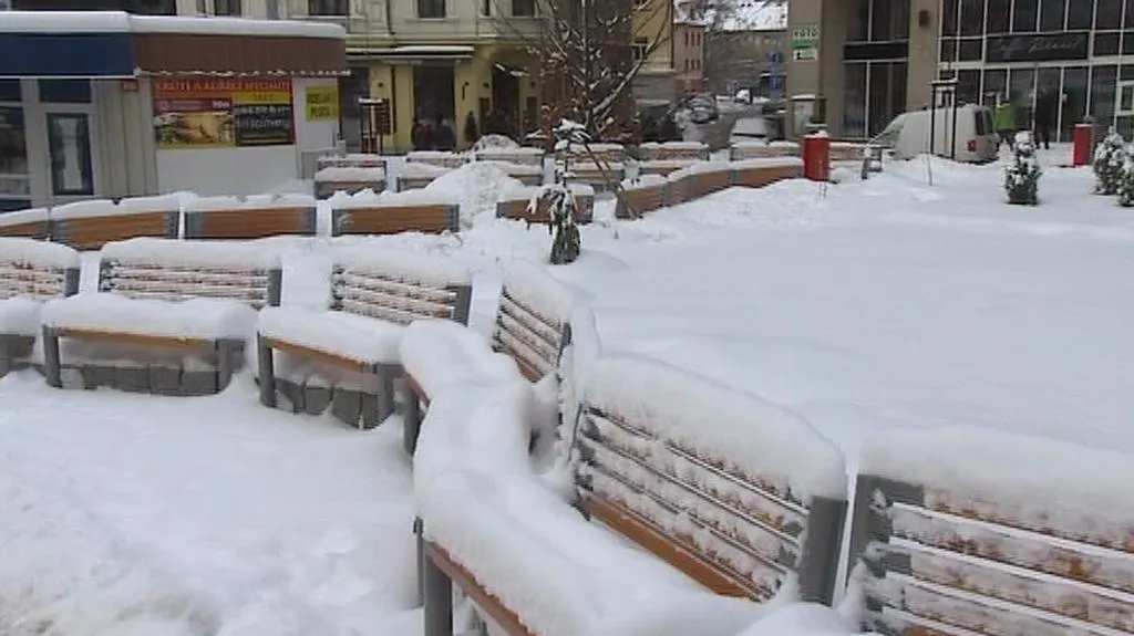 Lavičky na nově zrekonstruovaném Soukenném náměstí