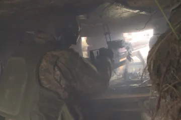 Na dosah ruského ostřelování a v očekávání mrazů. Štáb ČT natáčel v zákopech u Vuhledaru