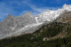 Ledovec na italské straně Mont Blancu se posouvá. Hrozí, že se tuny ledu zřítí do údolí