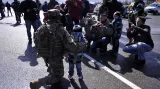 Lidé vítají americké vojáky na cestě do Prahy