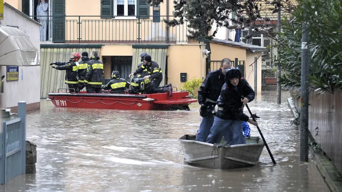 Záchranáři evakuují lidi ze zatopených částí Říma