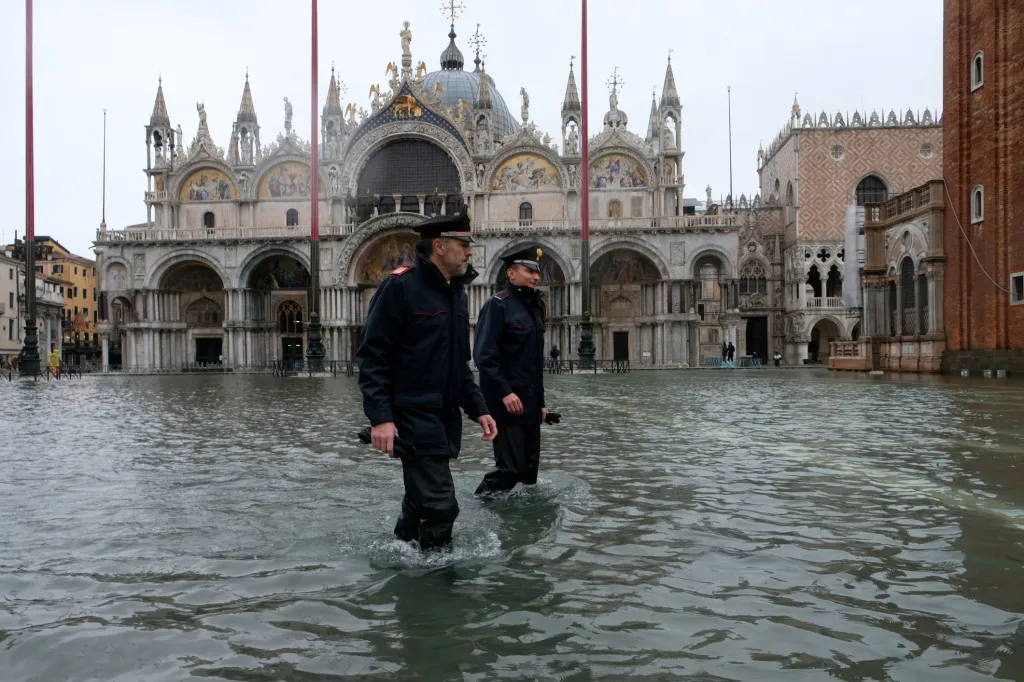 Voda nezabrání v práci ani carabinierům, kteří v nepromokavých kalhotách patrolují na náměstí Svatého Marka