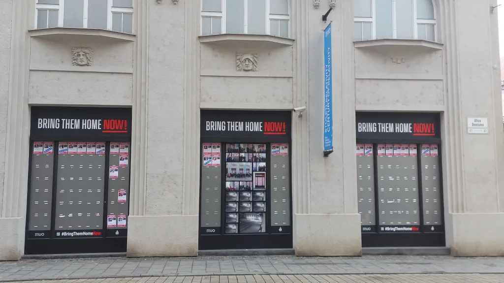 Výloha Muzea umění Olomouc se snímkem vandala