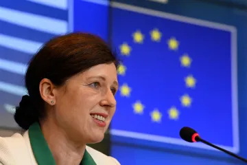 Slovenské volby prověří, jak se daří potírat dezinformace. Jourová apeluje na velké platformy