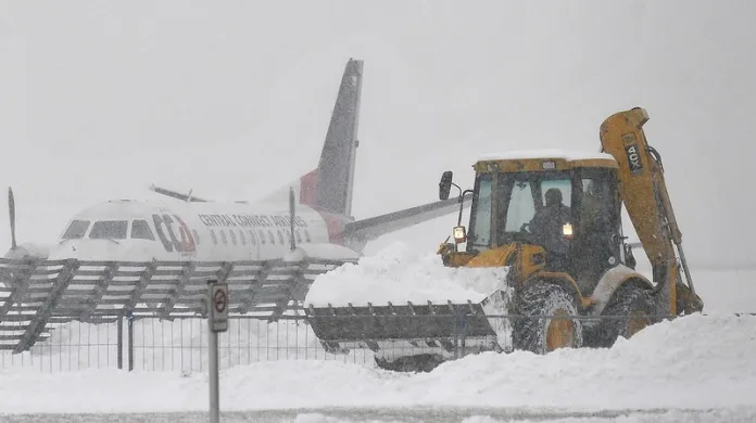 Se sněhem se potýkali 8. ledna na brněnském letišti v Tuřanech.