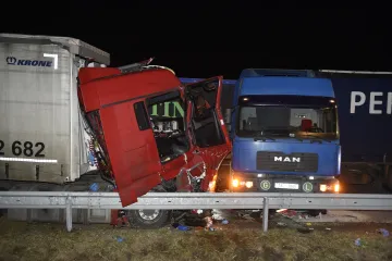 Dálnici D2 zablokovaly nehody. Na místě se srazilo několik nákladních aut