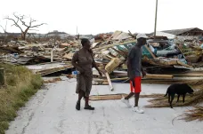 Po zkáze na Bahamách lidé hromadně prchají. Chybí voda i jídlo, řada domů už neexistuje