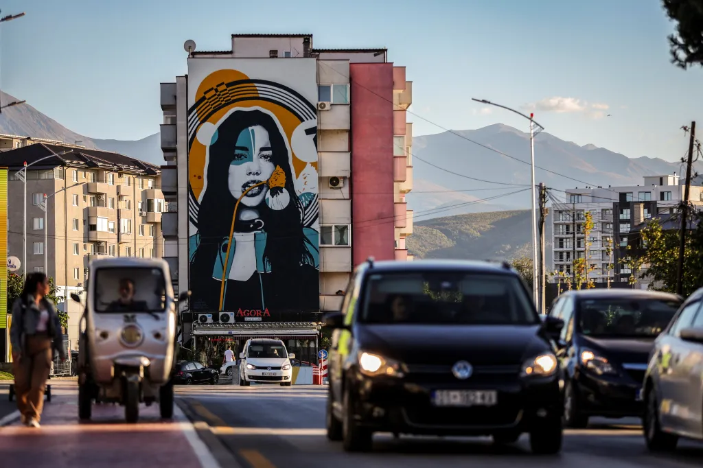 Další ročník Mural Festu Kosovo oživuje kosovské město Uroševac i připomíná těžké časy