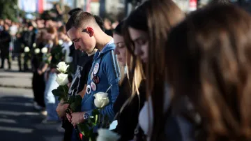 Srbové si připomínají smrt šestnácti lidí v Novém Sadu