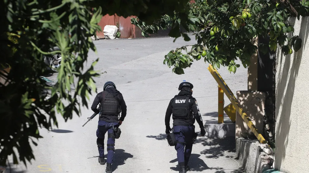 Haitská policie u sídla prezidenta