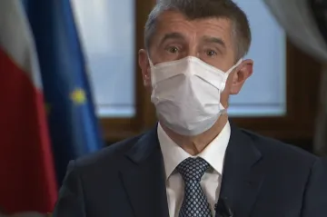 Může se to tak brát, že sundat roušky byla chyba. Počty ale stoupají i v zemích, kde je měli v létě povinné, uvedl Babiš