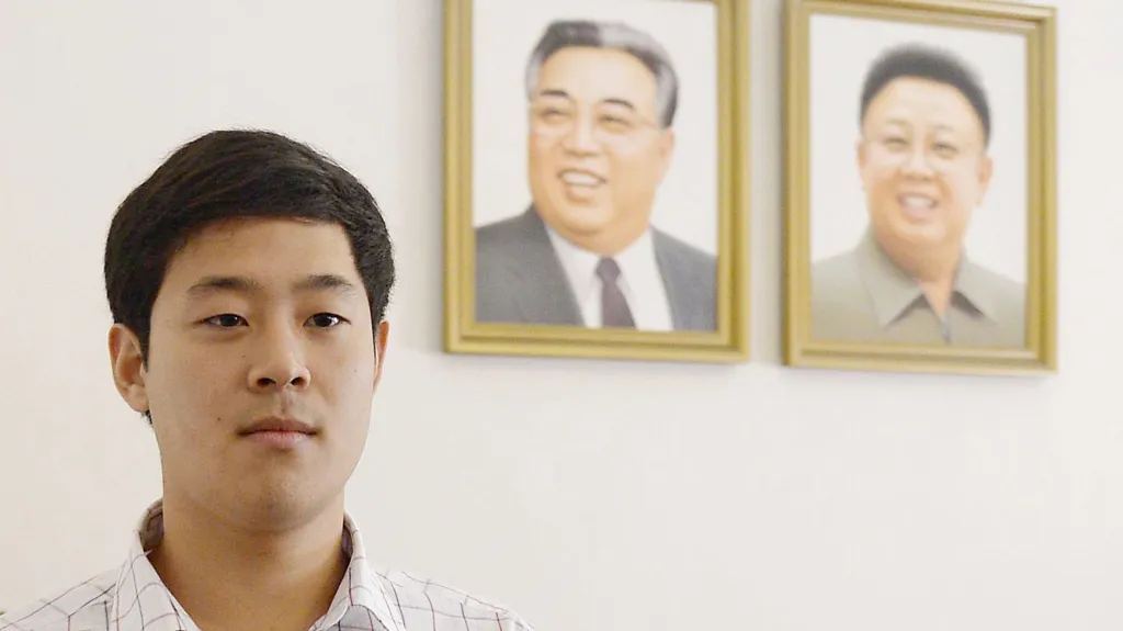 Ču Won-mun s portréty severokorejských vůdců