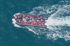 Muži kradli motory z lodí migrantů a nechali je na moři napospas osudu. Zatkla je italská policie