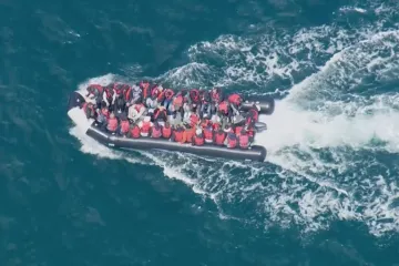 Muži kradli motory z lodí migrantů a nechali je na moři napospas osudu. Zatkla je italská policie