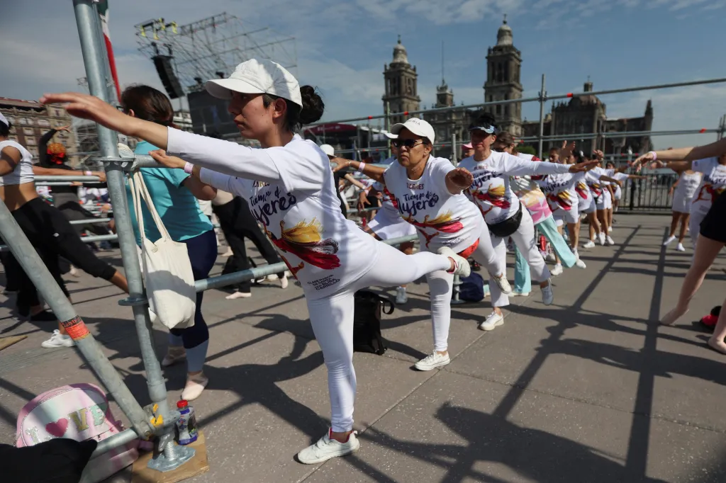 Stovky baletních nadšenců v Mexico City se zapojily do hromadné taneční lekce