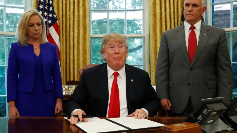 Trump podepsal dekret ukončující praxi rozdělování rodin migrantů