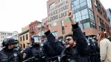 Lidé protestují proti imigračním kontrolám u budovy Úřadu pro imigraci a cla (ICE) v San Franciscu