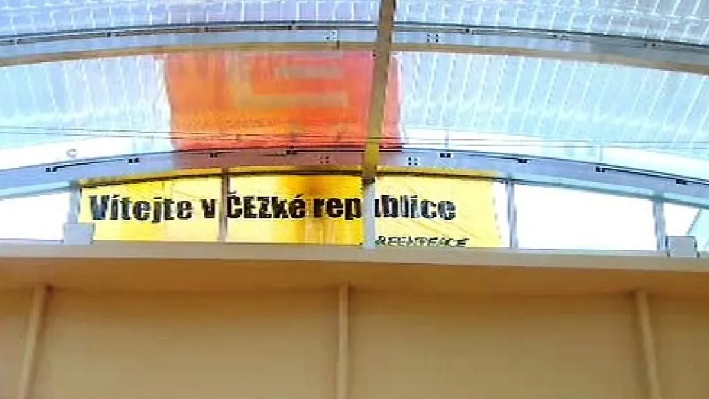 Transparenty aktivistů na střeše vlády