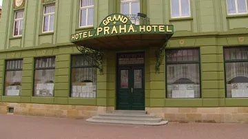 Čelní portál hotelu Praha