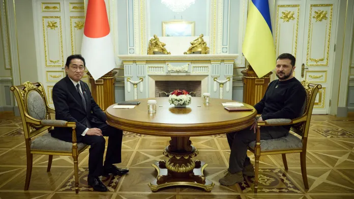 Ukrajinský prezident Volodymyr Zelenskyj a japonský premiér Fumio Kišida v Kyjevě