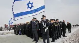 Poslanci Knesetu na pietě v Osvětimi