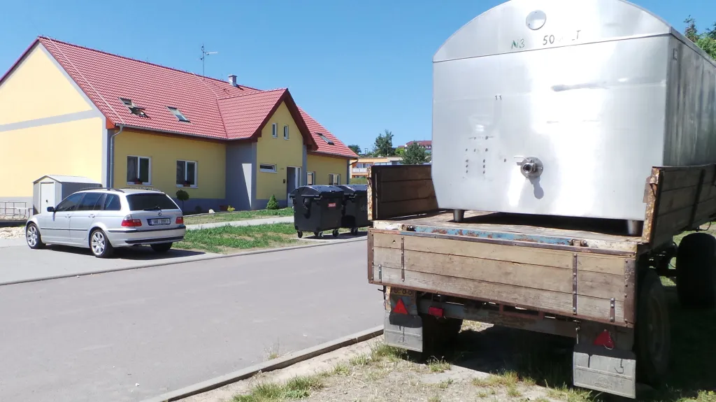 Obyvatelé Hrušovan berou pitnou vodu z cisteren