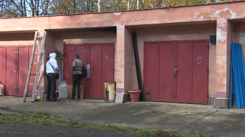 Garáže u zámečku přitahují podezřelé osoby, říkají místní