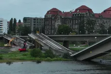 Během demolice mostu Carolabrücke v Drážďanech se zřítila jeho další část