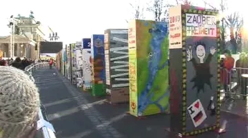 Berlínská zeď jako domino