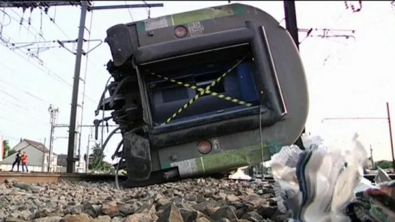 Nehodu vlaku ve Francii zavinila špatná výhybka