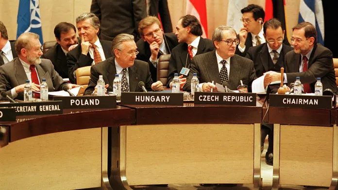 Ministři zahraničí Česka, Polska a Maďarska s generálním tajemníkem NATO Javierem Solanou na zasedání, kde podepsali protokol o přistoupení