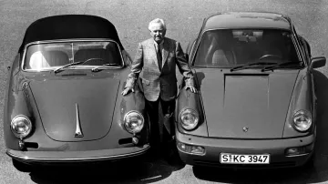 Slavný německý konstruktér a podnikatel Ferdinand „Ferry“ Porsche mezi vozy své automobilky ve verzi kabriolet (vlevo) a kupé (vpravo)