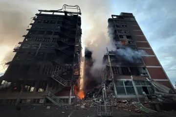 Požár budovy ve Zlíně je pod kontrolou, hasební práce pokračují