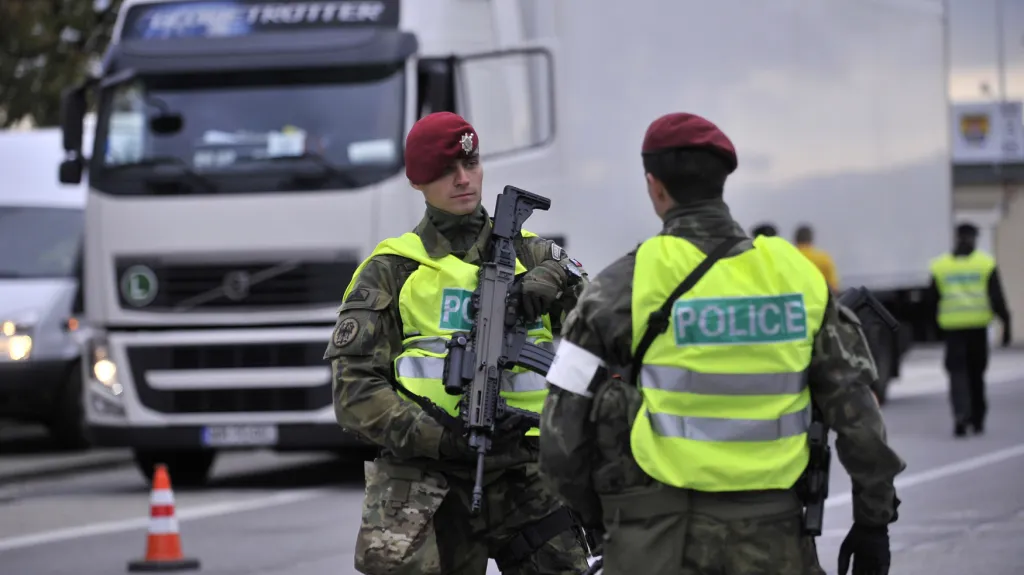 Policisté na hraničním přechodu