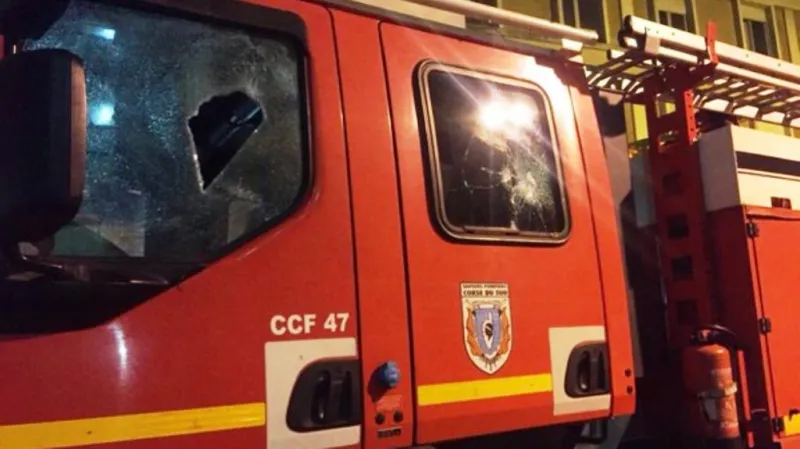 Poničené vozidlo korsických hasičů