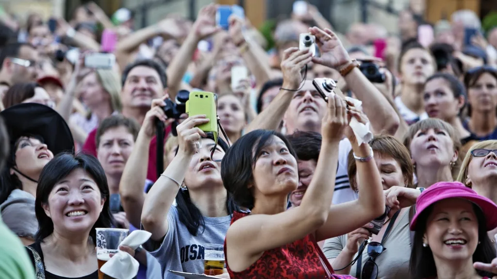 Turisté na Staroměstském náměstí