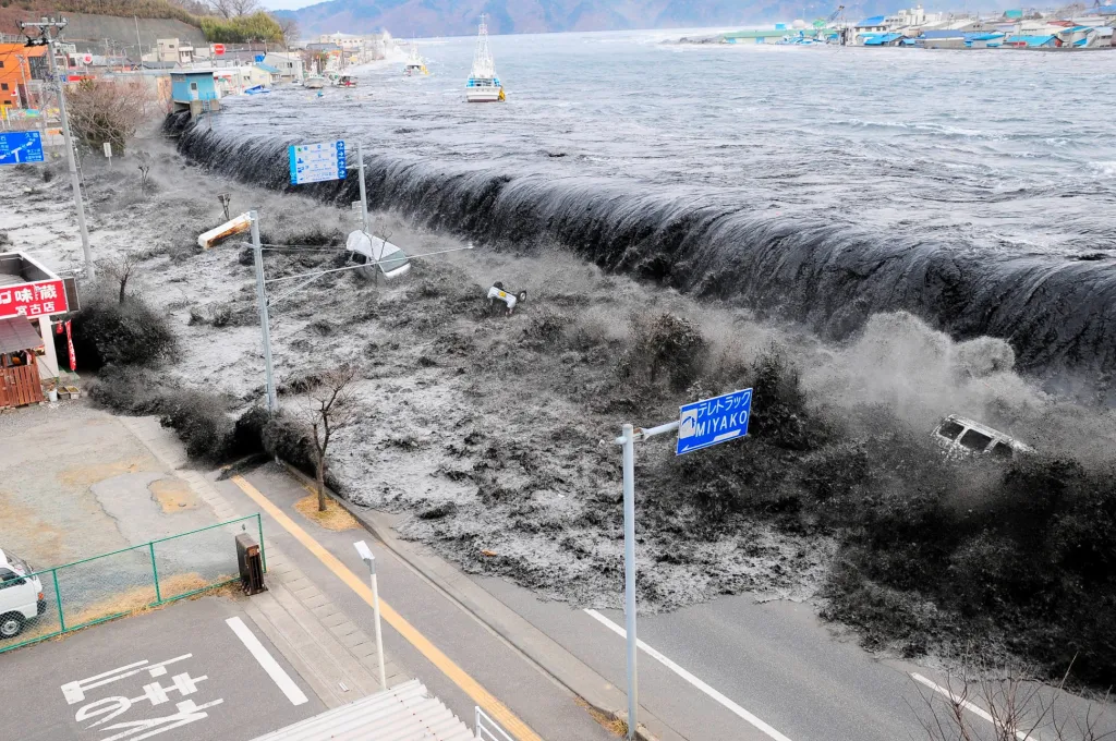 Oblast města Miyako v Japonsku zasáhlo 11. září 2011 silné zemětřesení. Chvíli poté se městem v ústí řeky Heigawa přehnala vlna tsunami