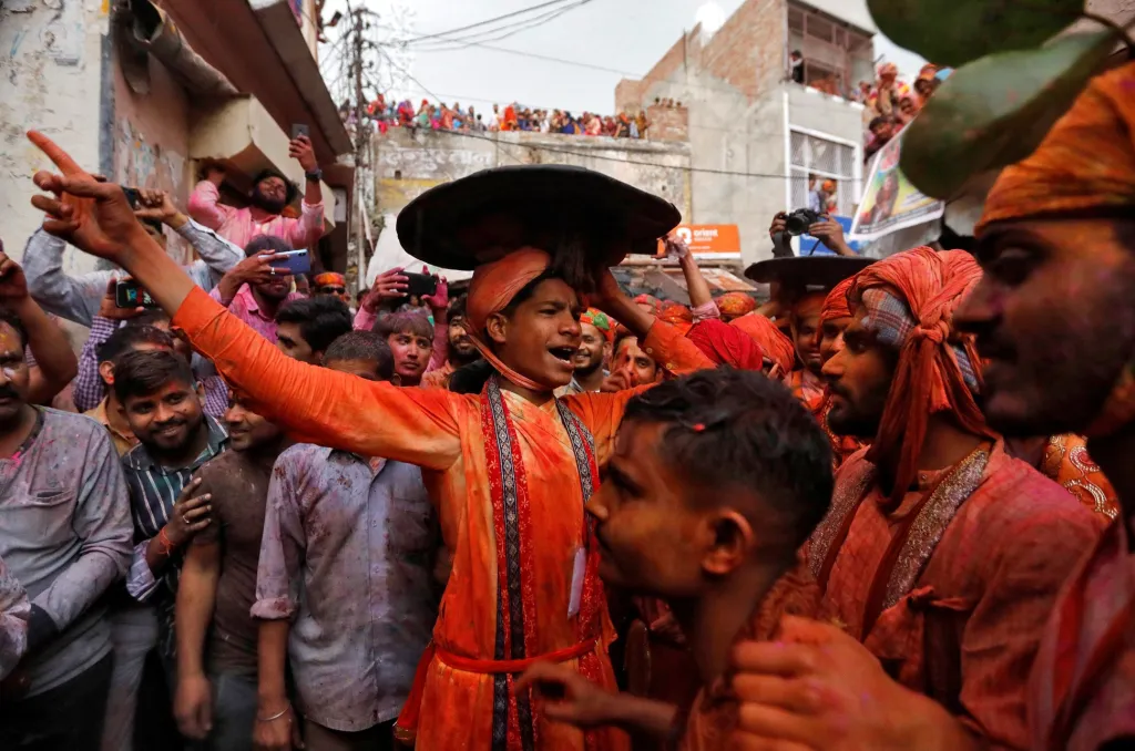 Barevná oslava „Lathmar Holi“ vypukla ve městě Barsana v Indii. Jde o hinduistickou oslavu, během které na sebe účastníci sypou barevný prášek, aby tak uctili boha Kršnu
