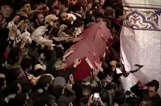 Generála Solejmáního pohřbili brzy ráno. Při úterní tryzně bylo ušlapáno nejméně 56 lidí