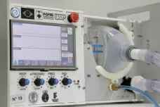 Zásuvka nefungovala, plicní ventilátor běžel z baterie. Výpadek zasáhl i nemocnice