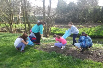 Školáci uklízeli okolí říčky Šembery v Českém Brodě