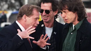 Březen 1995. Václav Havel se při návštěvě Austrálie setkal se skupinou Rolling Stones, z níž ho pojily vřelé vztahy. Kapela vystoupila už v roce 1990 na vyprodaném Strahově na základě Havlova pozvání. V červenci 2003 Havel již čtvrtý koncert Rolling Stones v Praze zahájil. „Nechť je tento koncert znamením trvalé svobody u nás, kéž by byl znamením trvalé svobody na celé planetě,“ řekl tehdy v krátkém projevu.