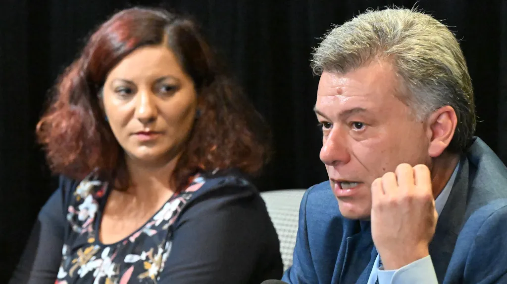 Ministr spravedlnosti Pavel Blažek a vládní zmocněnkyně Lucie Fuková na schůzi se zástupci romské komunity