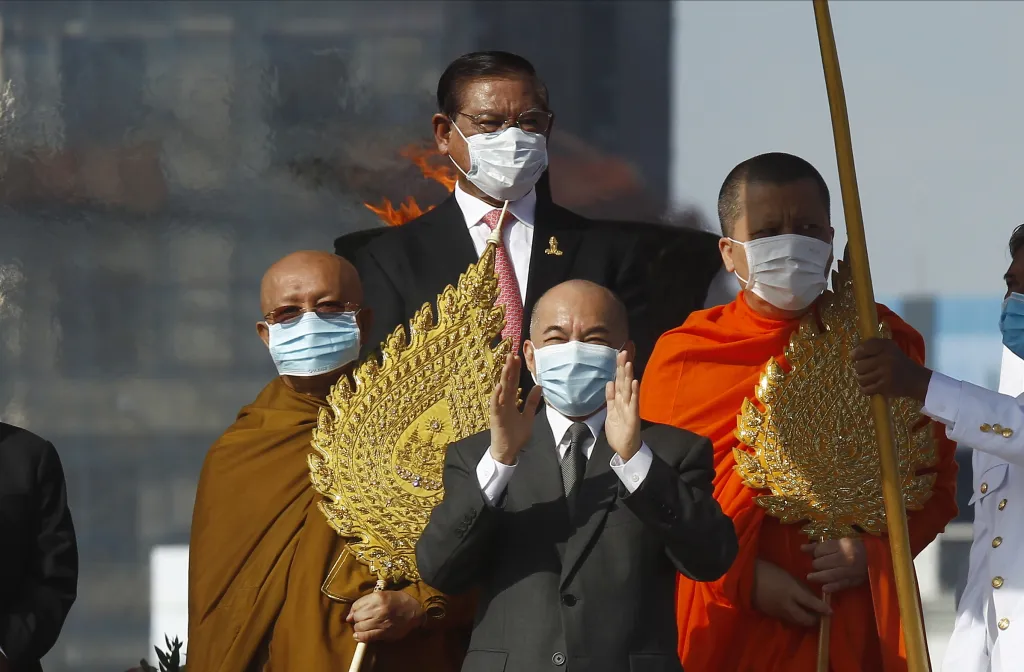 Dne nezávislosti Kambodže se zúčastnil současný král